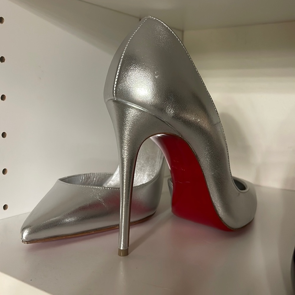 brand new wore once indoor. in great condition basically brand new!